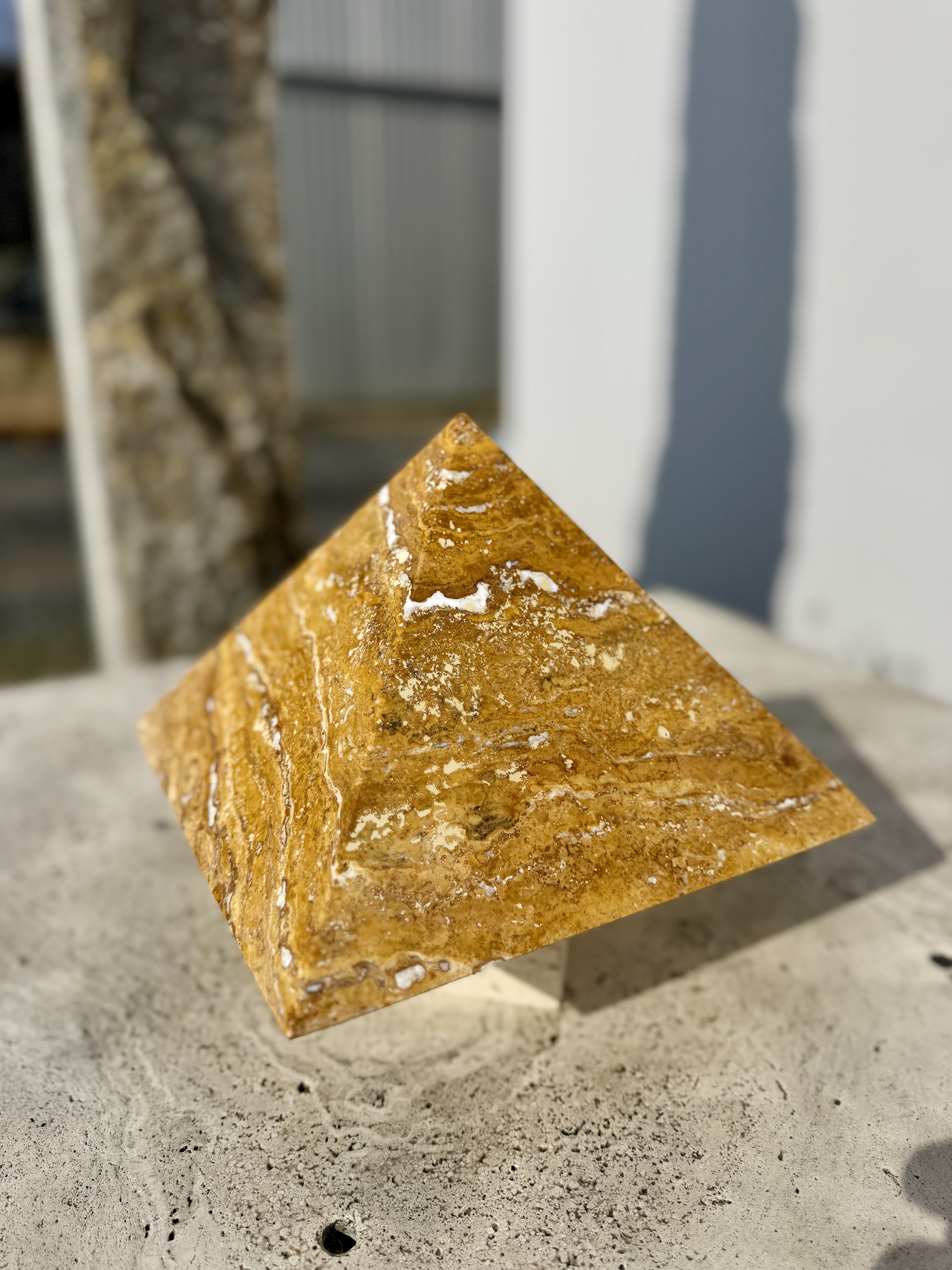 Travertin classic/gold Pyramide