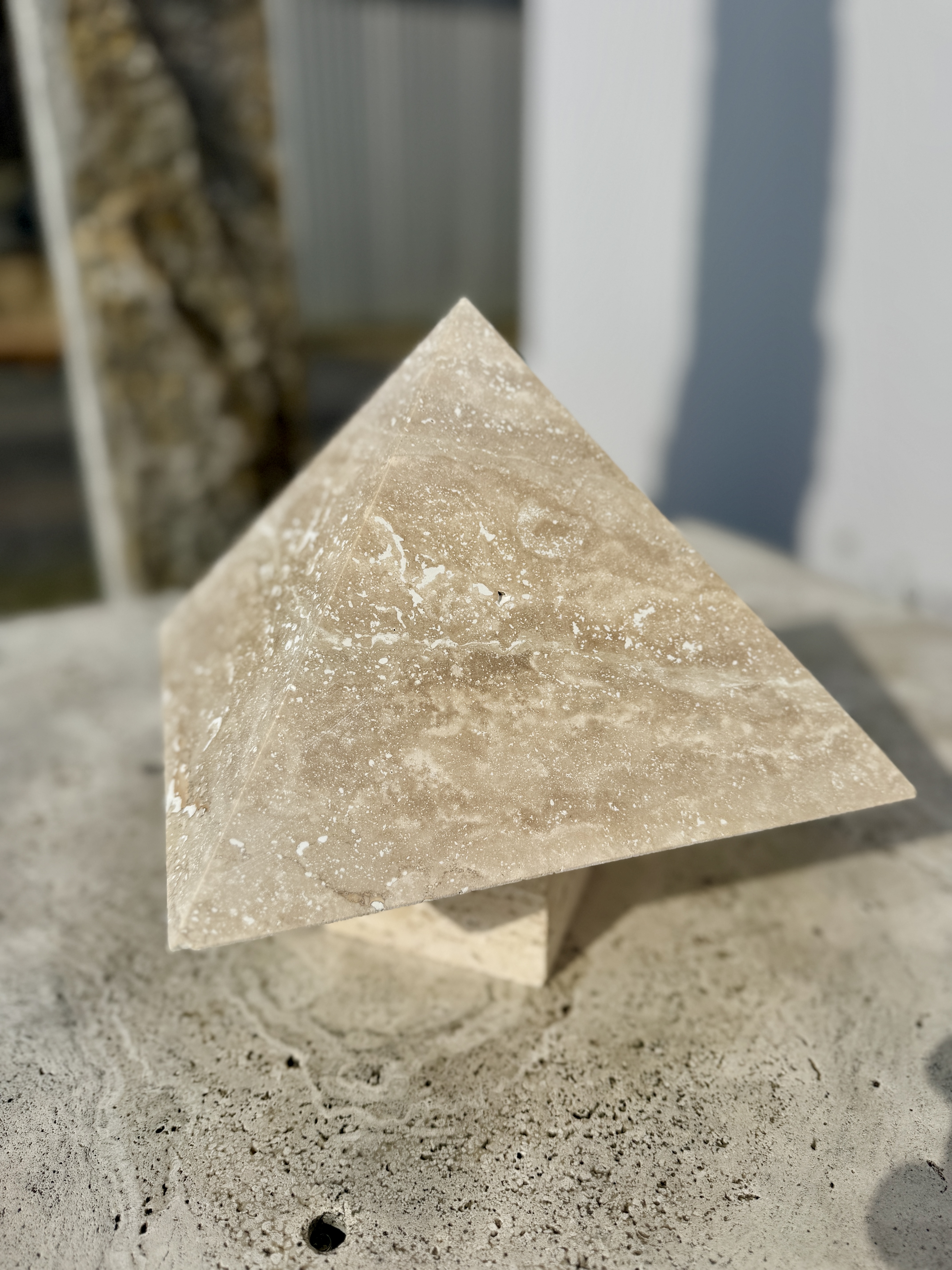 Travertin classic/gold Pyramide