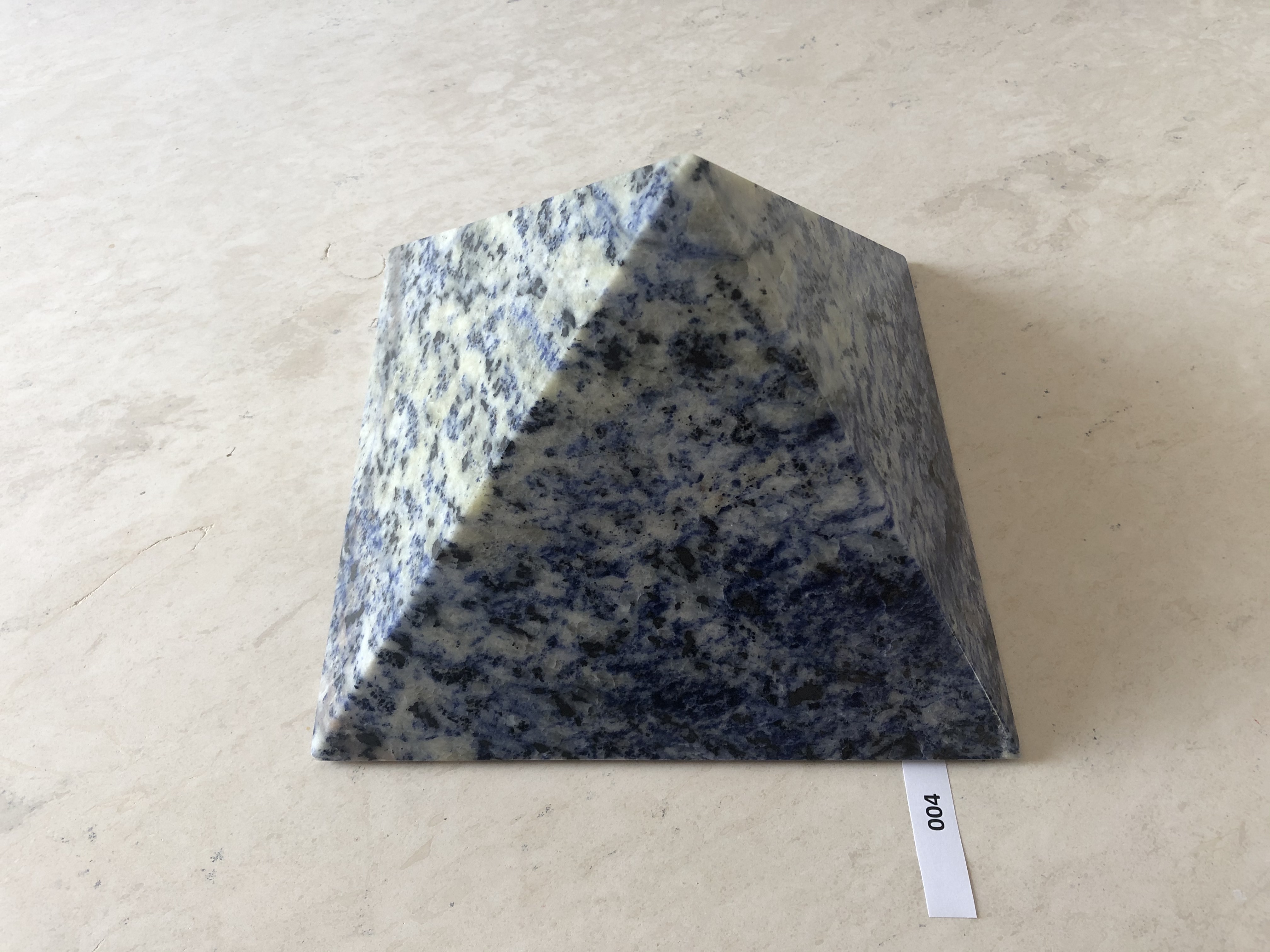 Sodalith Pyramide blau