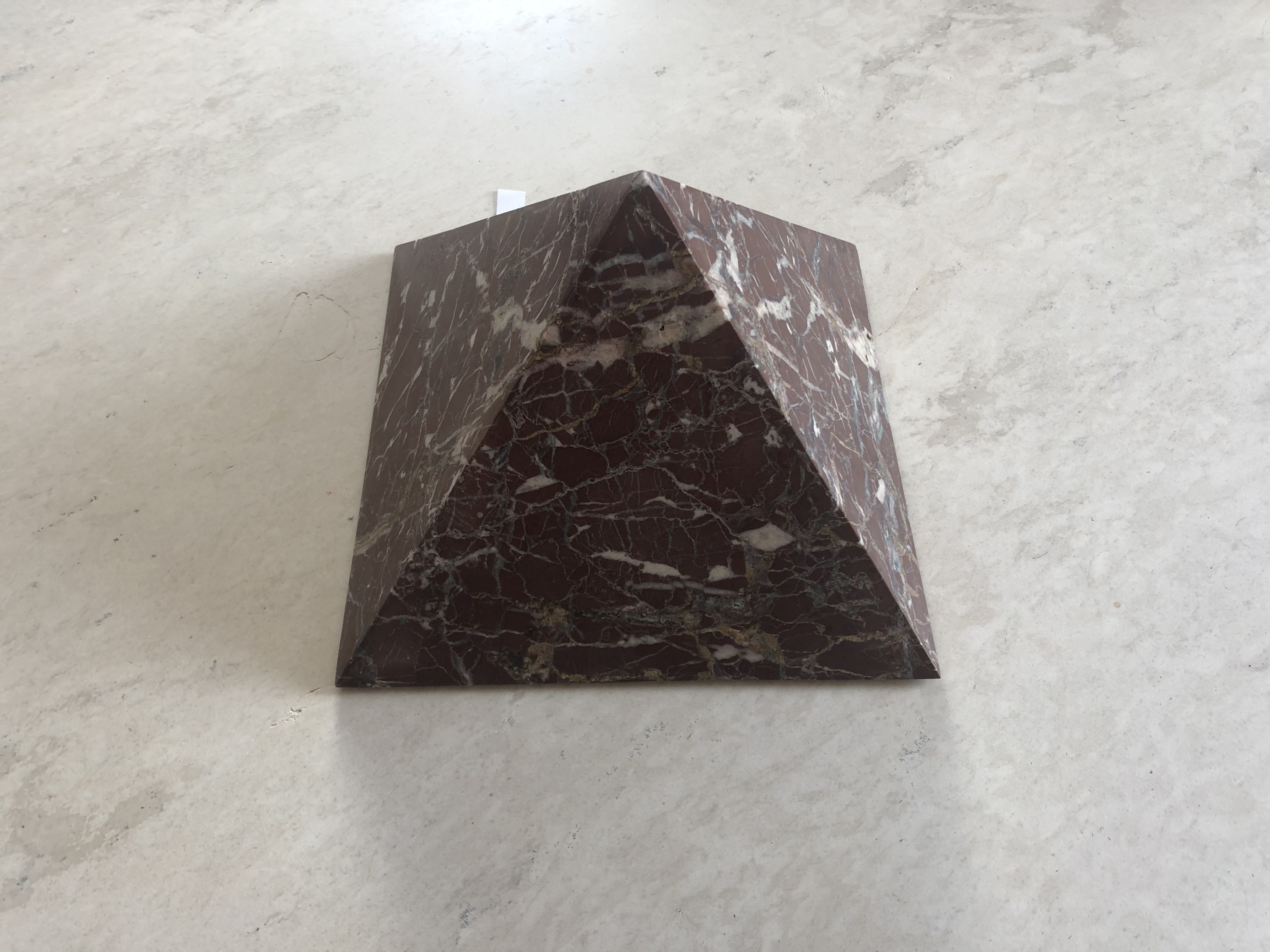 Marmor Pyramide rot