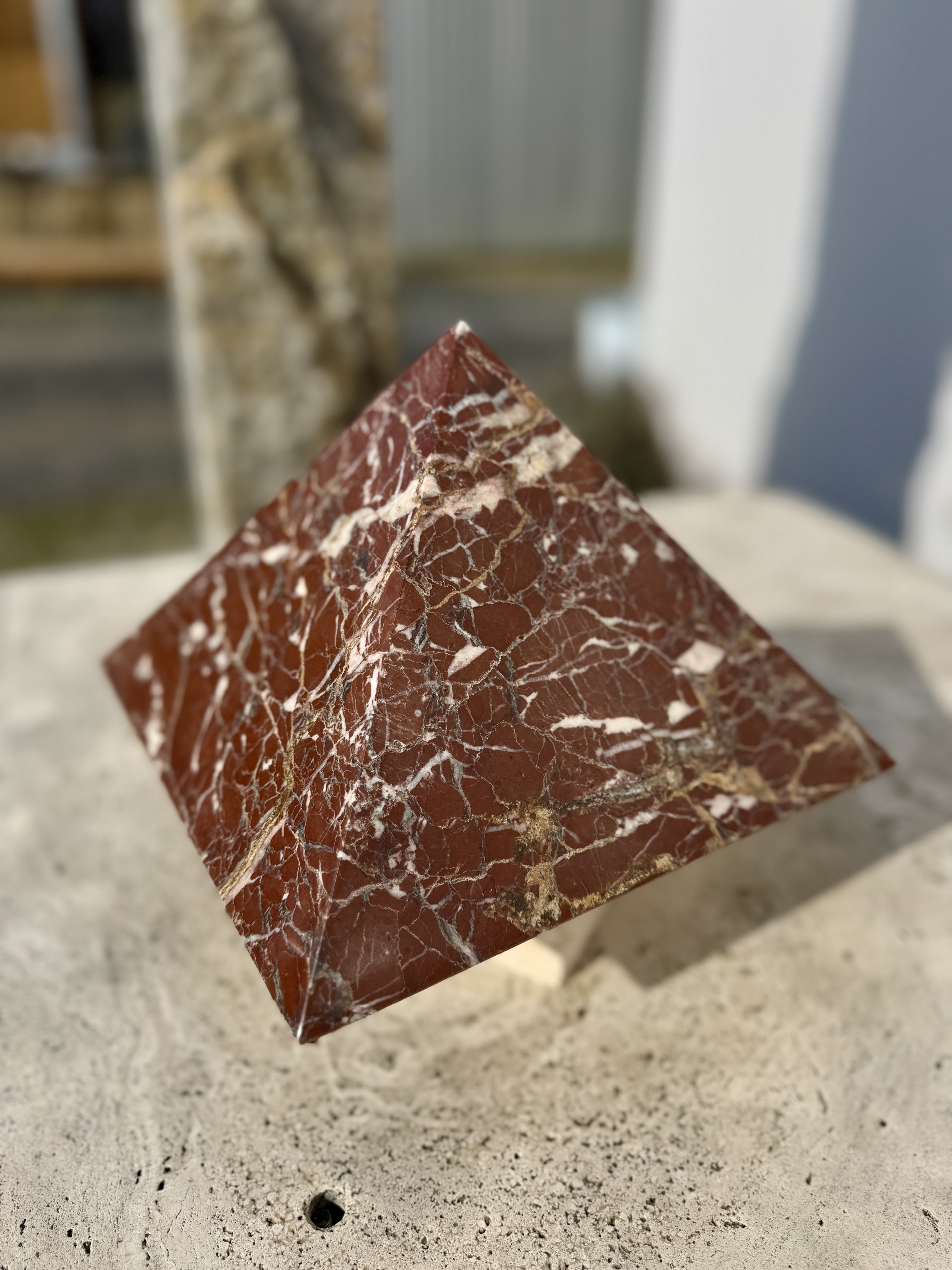 Marmor Pyramide rot