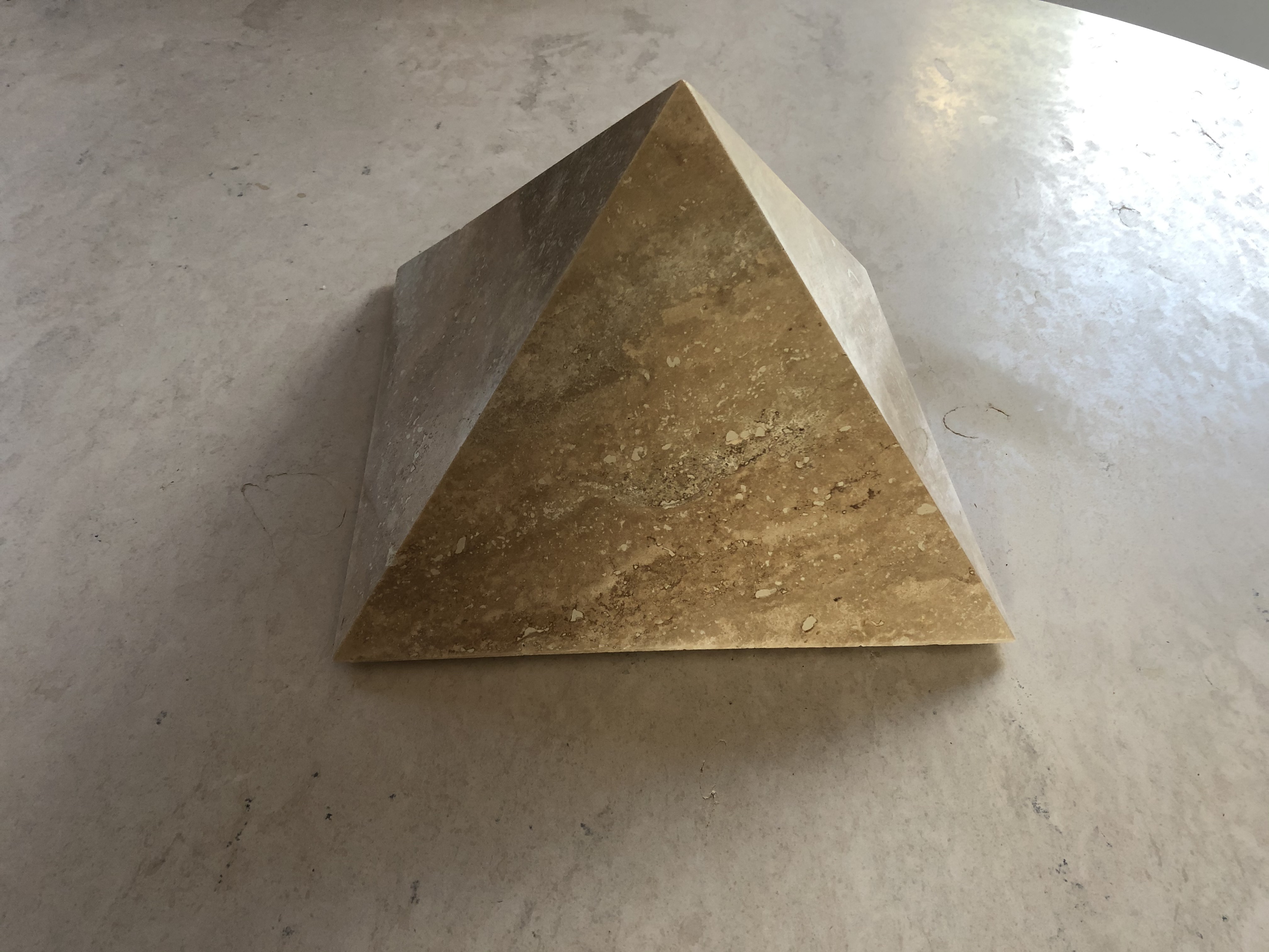 Travertin Pyramide