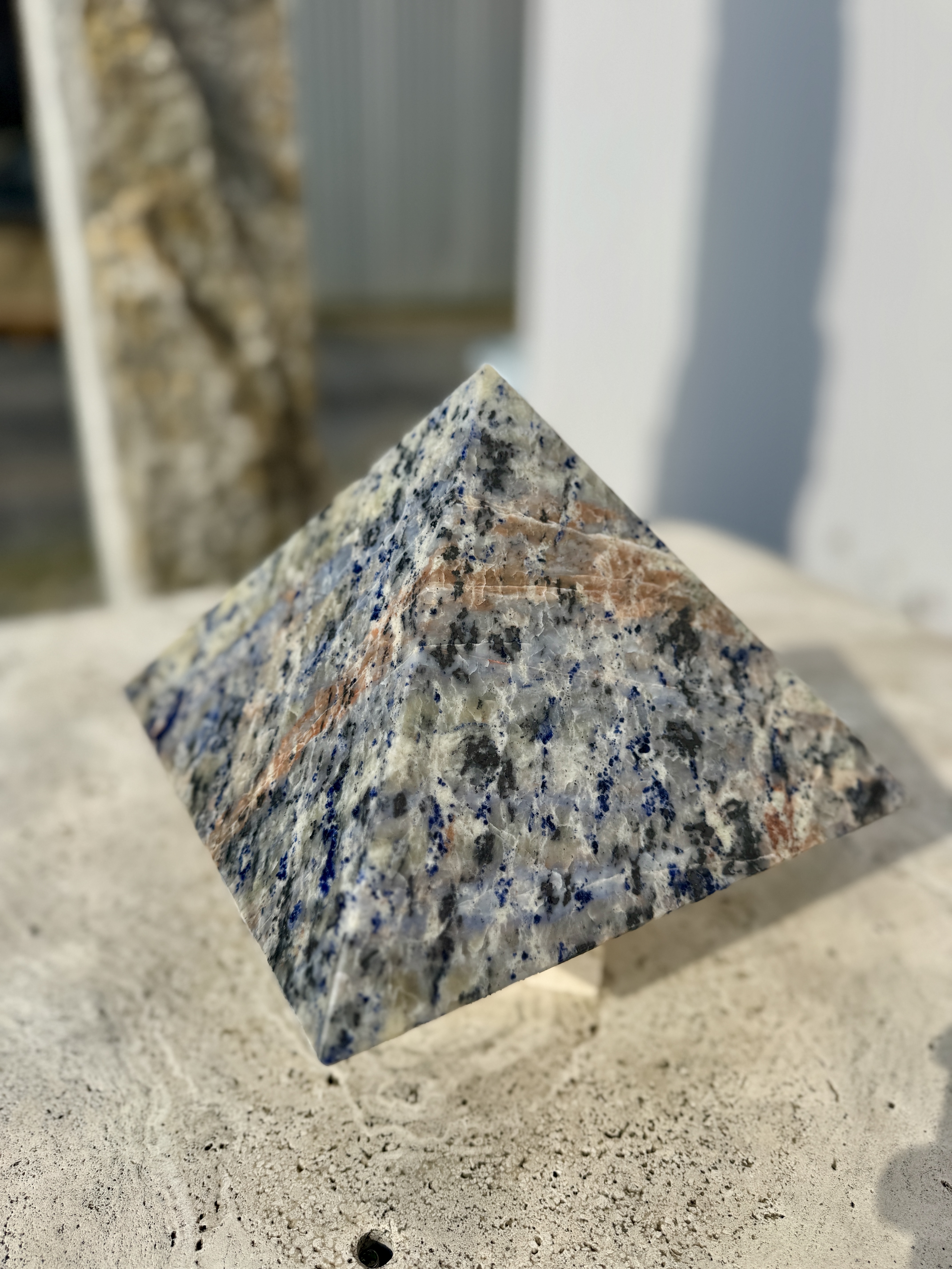Sodalith Pyramide blau